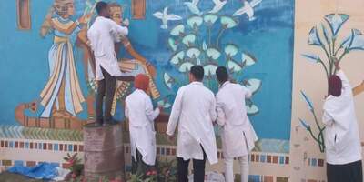 Read more about the article Students of Faculty of Archeology decorate two murals at the airport entrance, on Sahari road