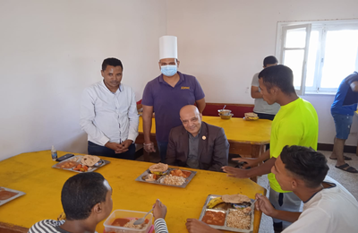 Read more about the article Aswan University President inspects the central restaurant of the university hostel